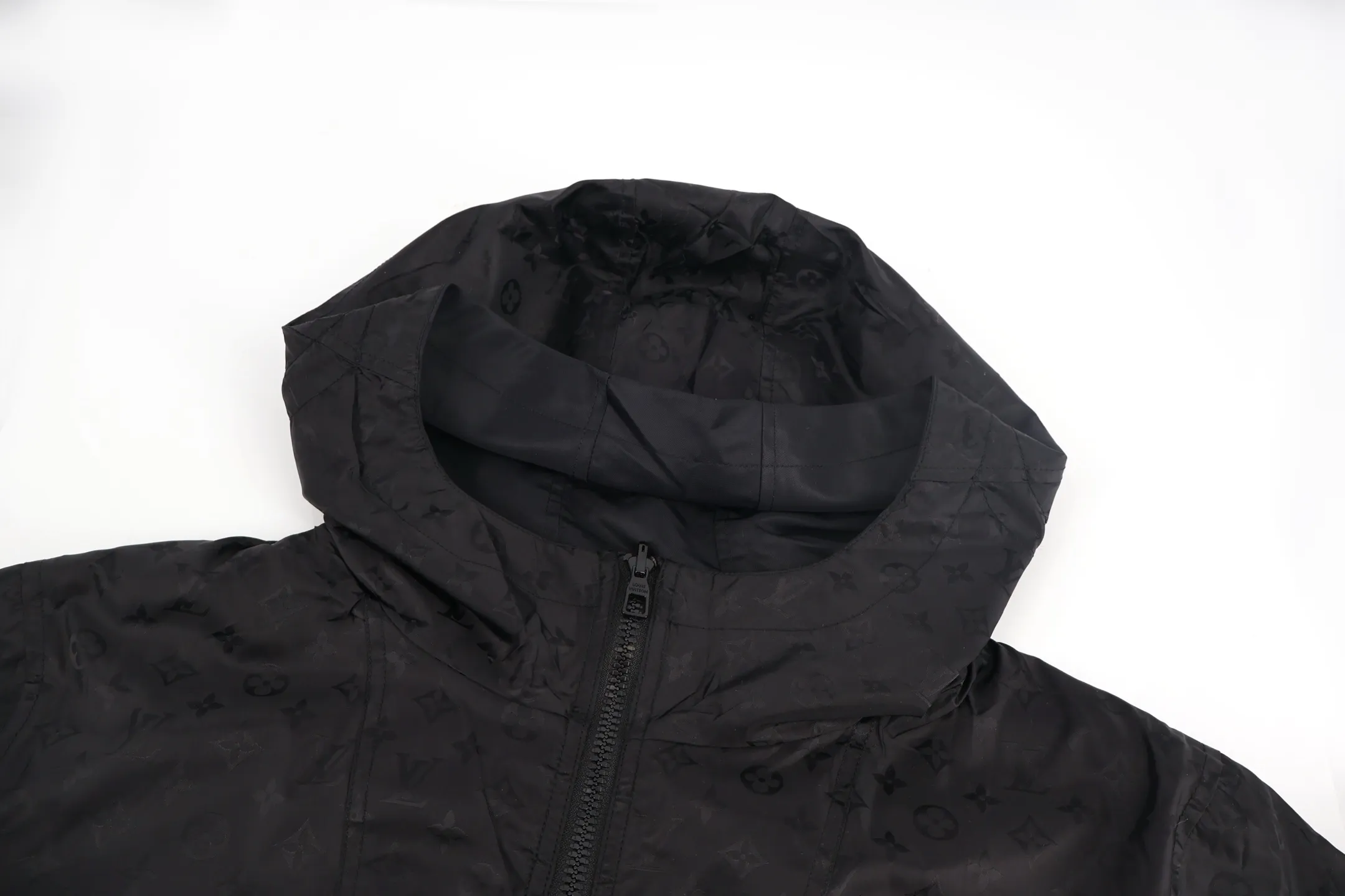 🅿️700 1v full-print double-sided windbreaker jacket (black). The original purchase was 22600. This fabric is custom-woven with 50D imported full-gloss nylon yarn jacquard machine with 0.2*0.2 plaid and original plate. 100 mercerized fabric is used inside, which is expensive. Jacquard alignment technology is used. There are 36 pieces of the whole garment. The sewing is very difficult. All hardware is fully molded and customized. All patterns in the garment are fully aligned. The inside uses very complicated back and forth stitching to completely match the original. Size:46-48-50-52